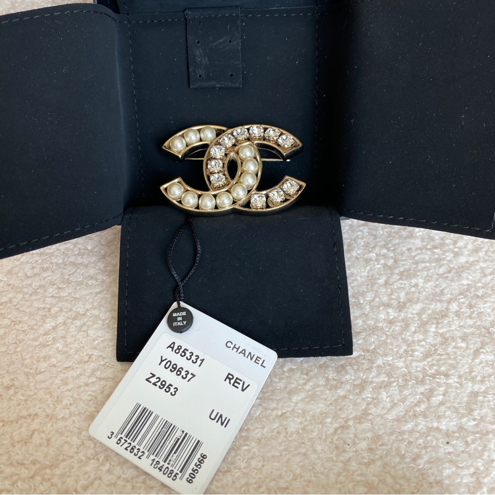 Chanel Pearl and Crystal brooch, gold tone - Picture 13 of 14